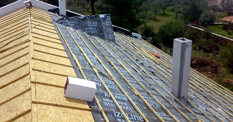 Alsancak EPDM Kauçuk Çatı – OSB üzerine serilmiş nefes alan su yalıtım örtüsü ve çıtalama
